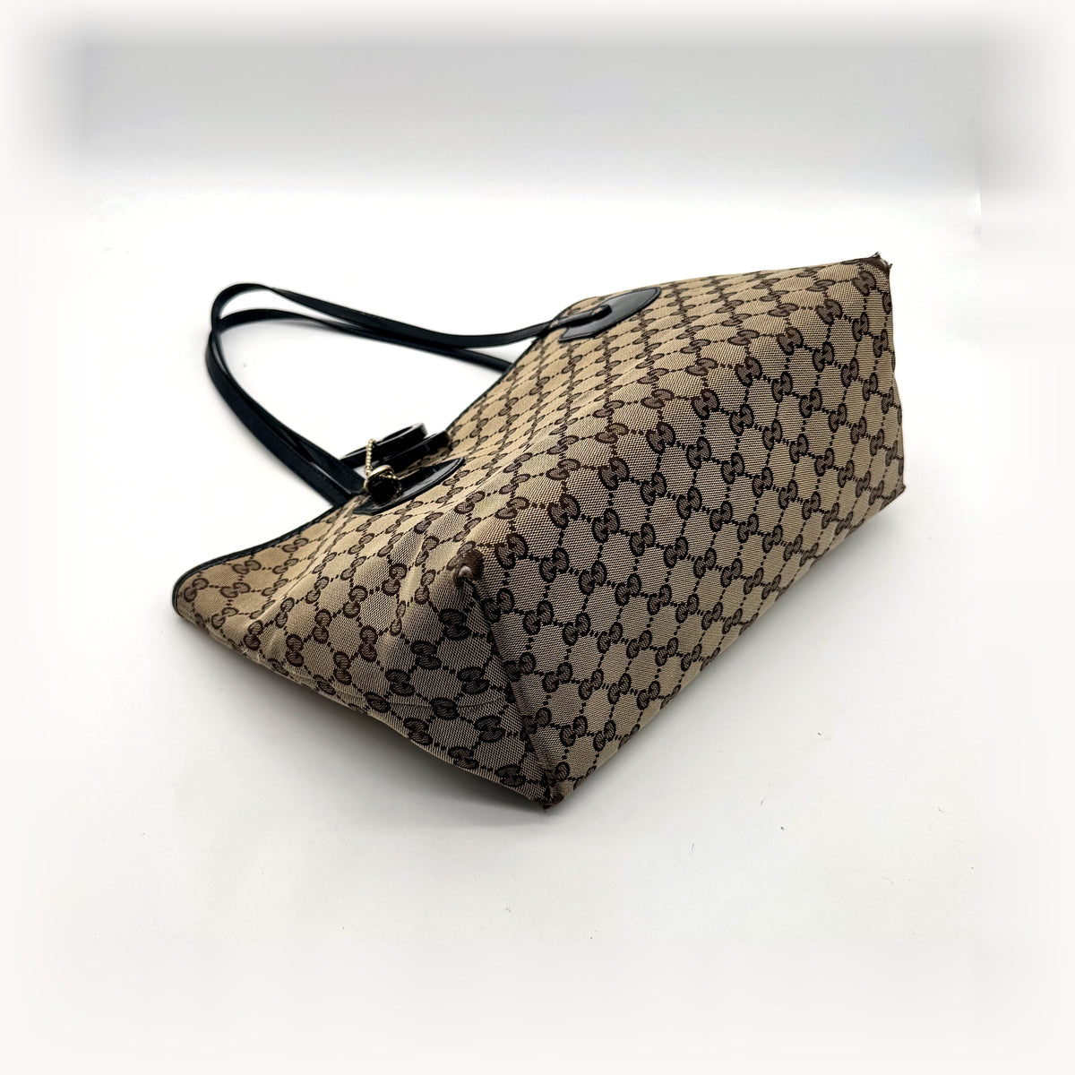 Gucci Tote Toile GG Beige et Cuir Verni Noir - vue en angle opposé