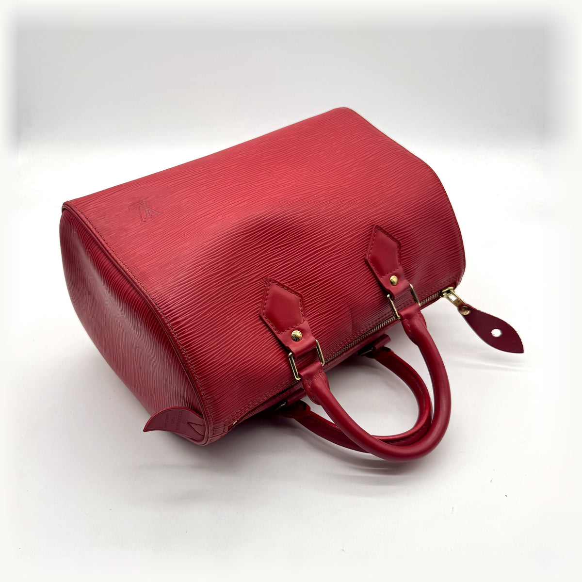 Louis Vuitton Speedy 25 Cuir Épi Rouge - vue en angle, sac couché