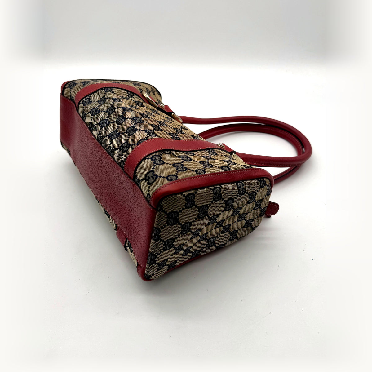 Gucci Boston Abbey Toile GG et Cuir Rouge - vue du dessous en angle