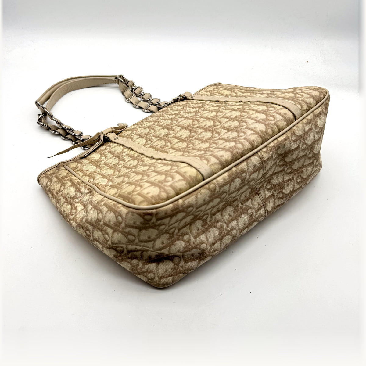 Dior Cabas Toile Trotter Beige - vue du dessous en angle opposé