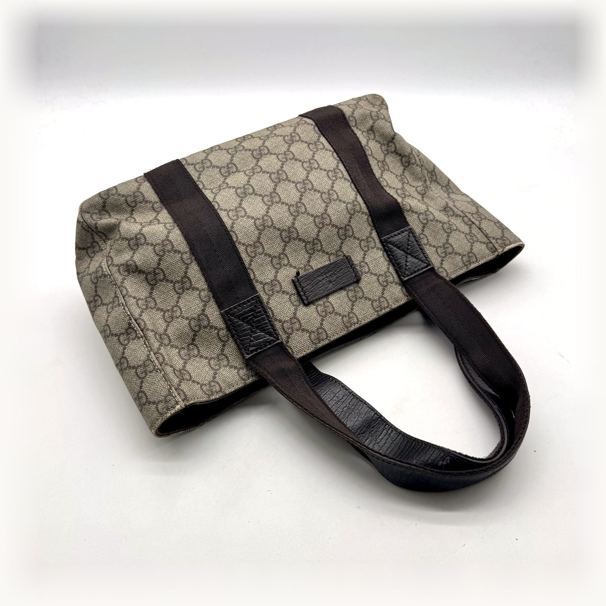 Gucci Tote Toile GG Beige et Cuir Brun - vue de trois quarts, anses déployées