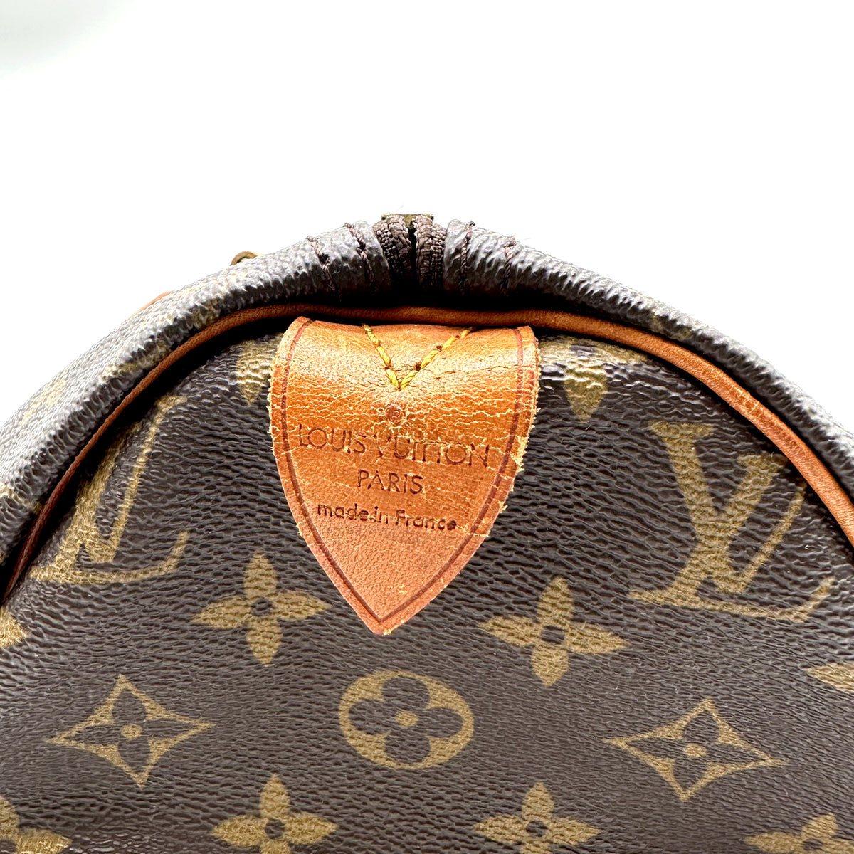 Louis Vuitton Speedy 40 Toile Monogram - détail de la patte de cuir d'extrémité