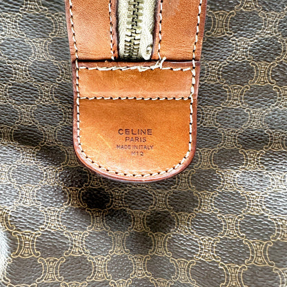 Céline Boston Toile Macadam Brun - détail de la patte de cuir estampillée