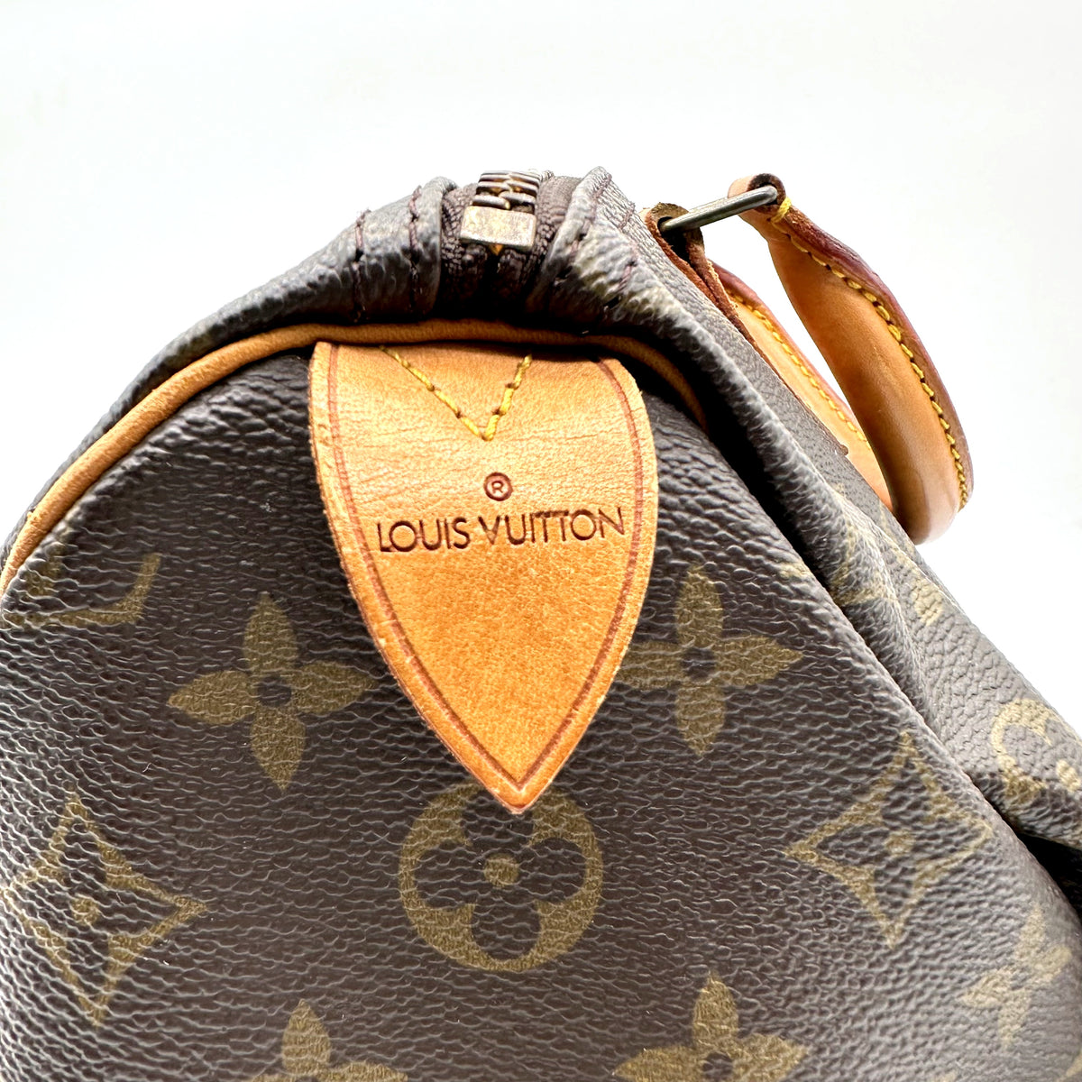 Louis Vuitton Speedy 35 Toile Monogram - détail de la patte de cuir d'extrémité