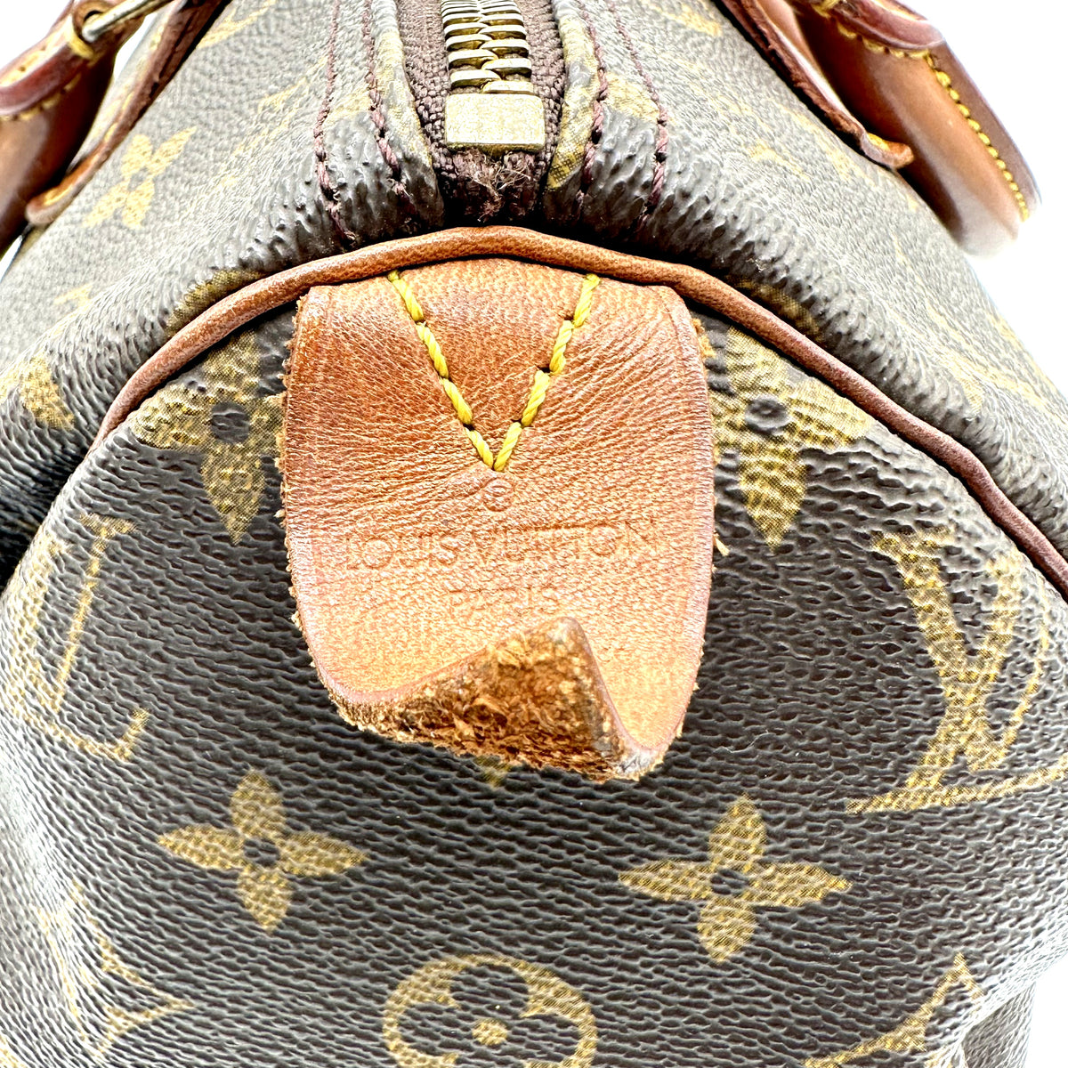 Louis Vuitton Speedy 30 Toile Monogram - détail de la patte de cuir d'extrémité