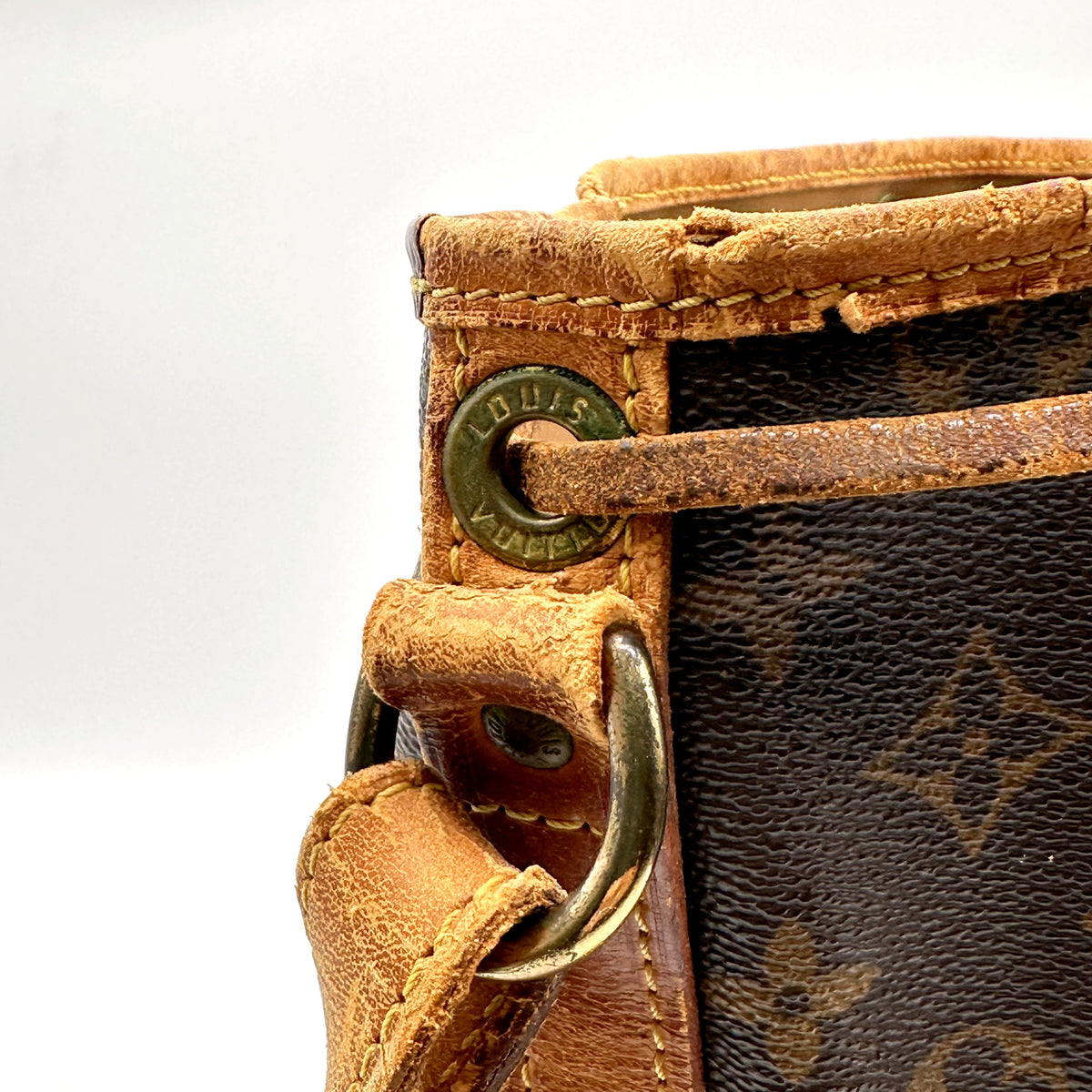 Louis Vuitton Noé Toile Monogram - détail de l'œillet opposé et du cuir du col