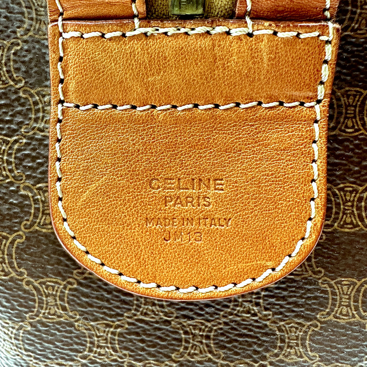 Céline Boston Toile Macadam Brun - détail de la patte de cuir estampillée