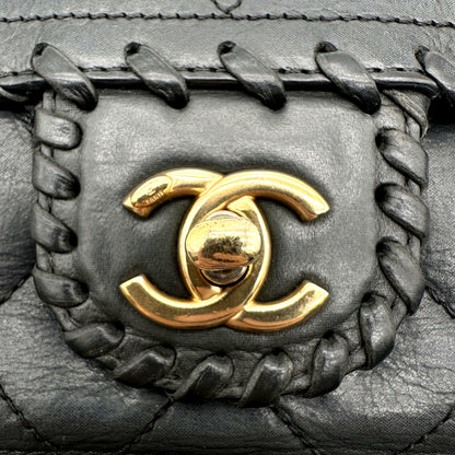 Chanel Matelassé Cuir Gris Anthracite - détail du fermoir CC et du contour tressé