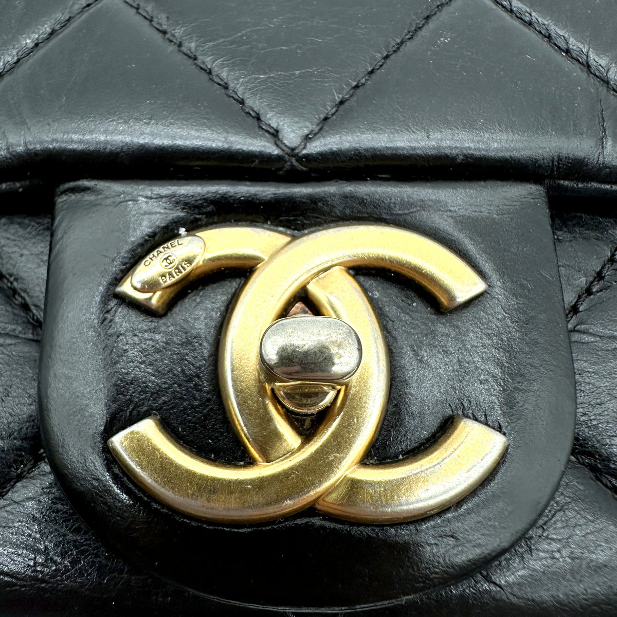 Chanel Single Flap Cuir d'agneau Noir - détail du fermoir CC