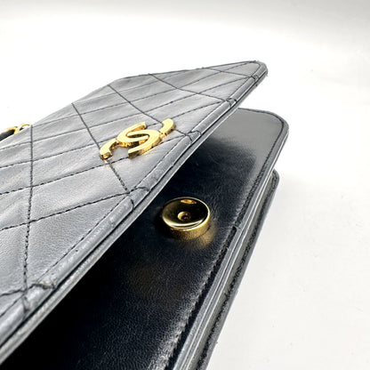 Chanel Matelassé Cuir d'agneau Noir - détail du rabat entrouvert et du bouton