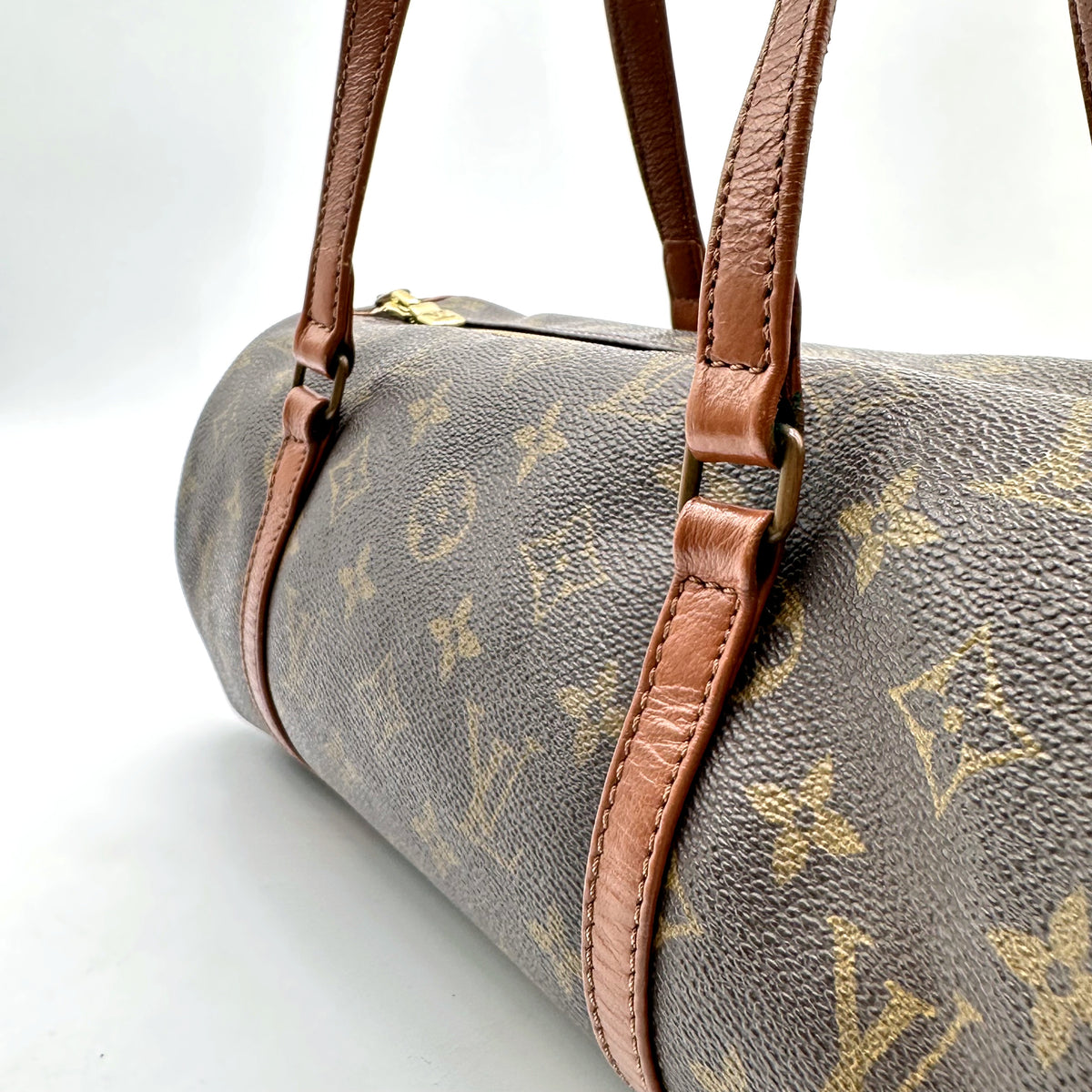 Louis Vuitton Papillon 30 Toile Monogram - détail de l'anse et de la bande de cuir
