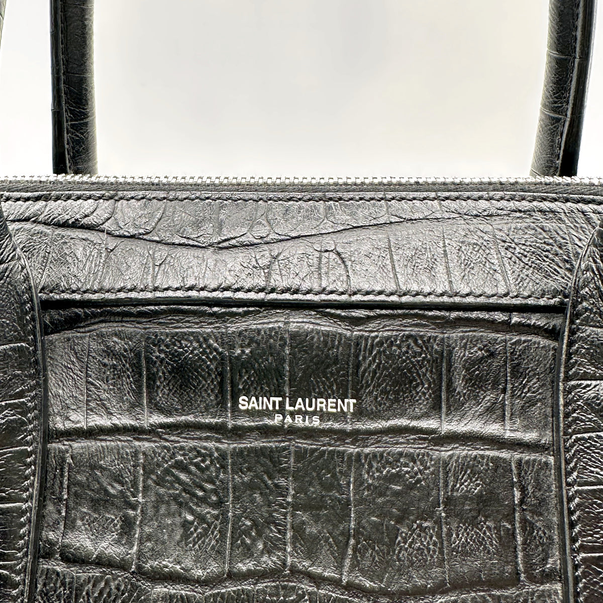 Saint Laurent Porte-documents Cuir Façon Croco Noir - détail du haut du sac et de l'estampille