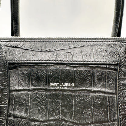 Saint Laurent Porte-documents Cuir Façon Croco Noir - détail du haut du sac et de l'estampille