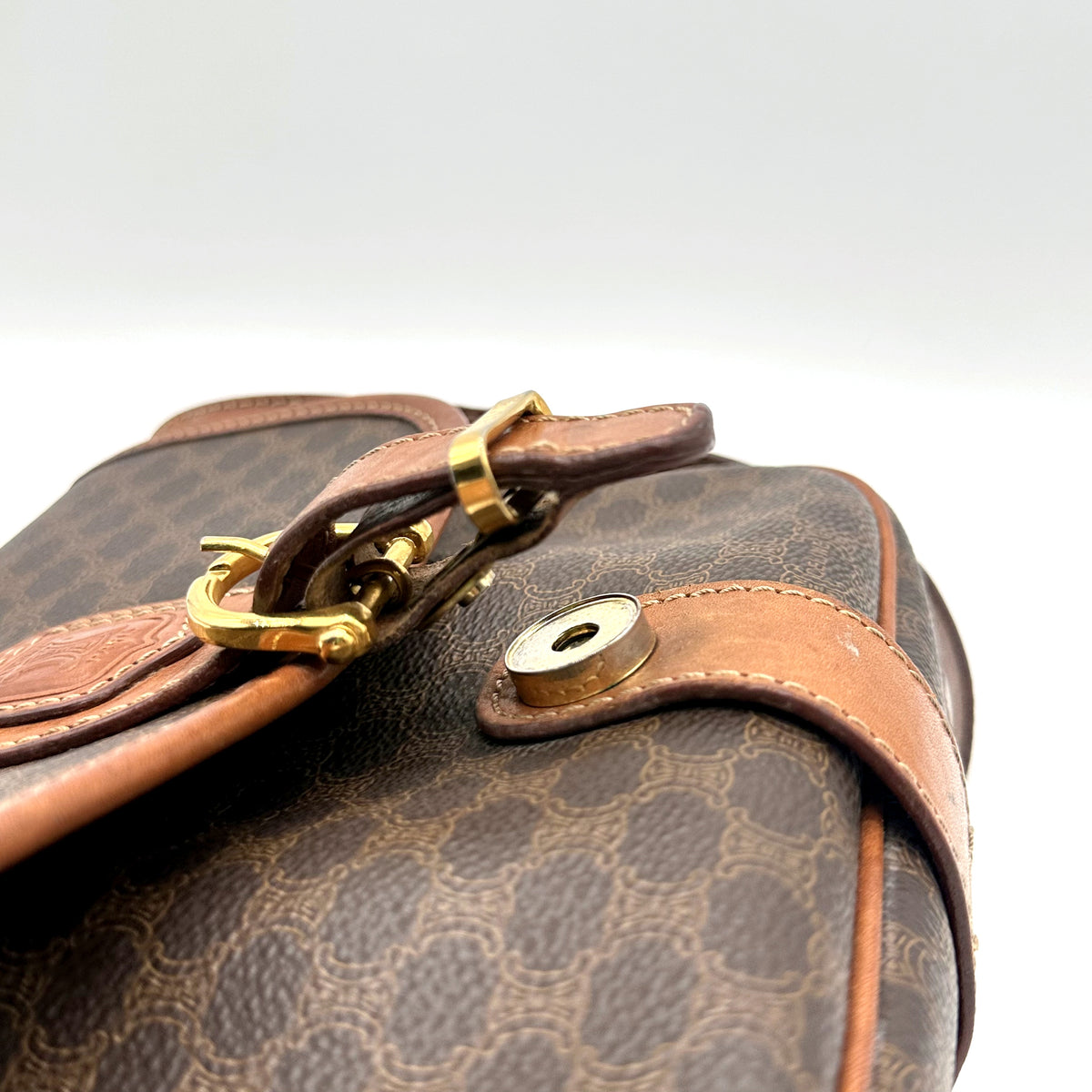 Céline Sacoche Toile Macadam Brun - détail du haut du sac et de l'attache de bandoulière