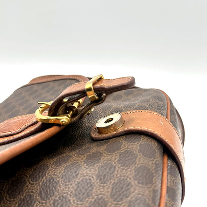 Céline Sacoche Toile Macadam Brun - détail du haut du sac et de l'attache de bandoulière