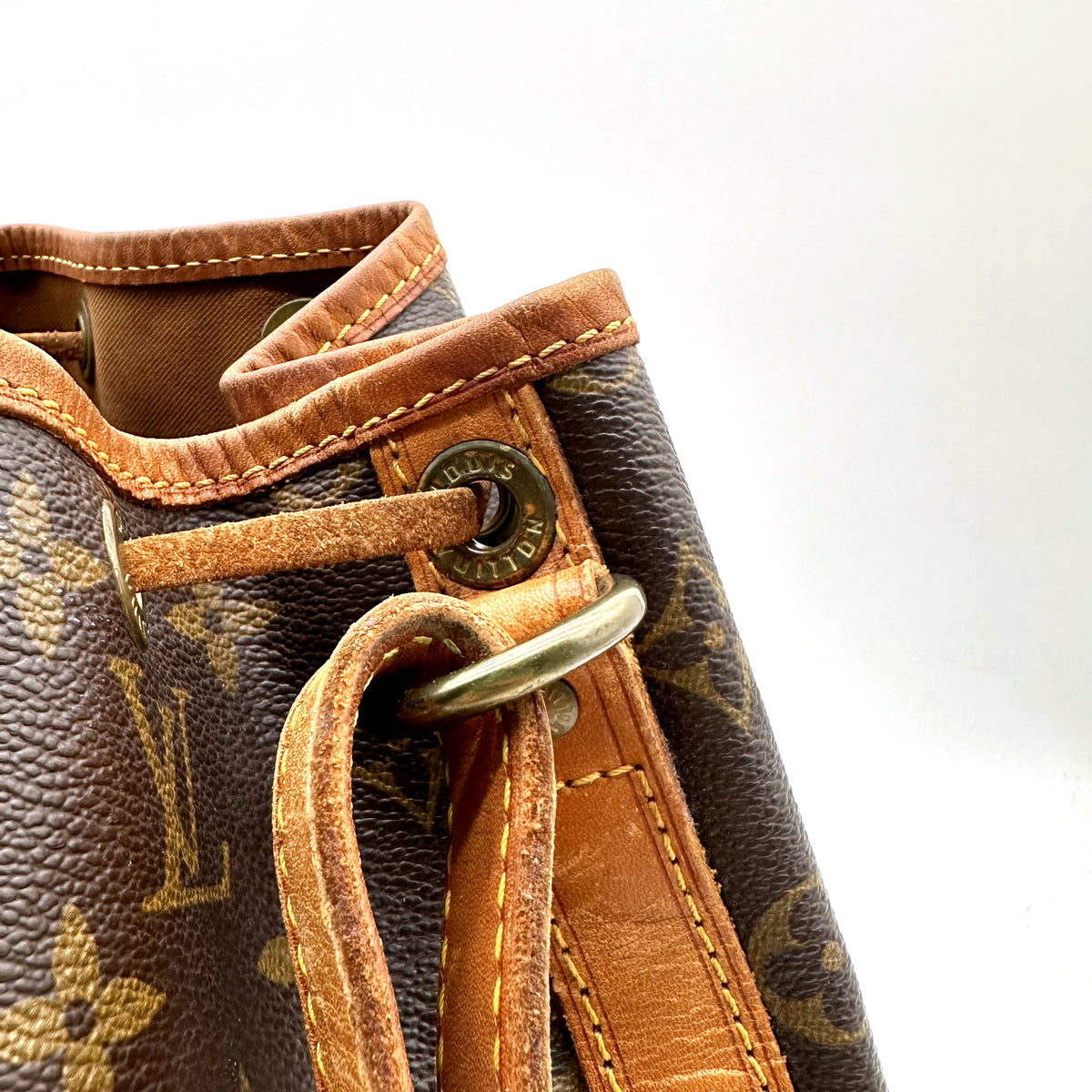 Louis Vuitton Petit Noé Toile Monogram - détail du col, des œillets et de l'anneau