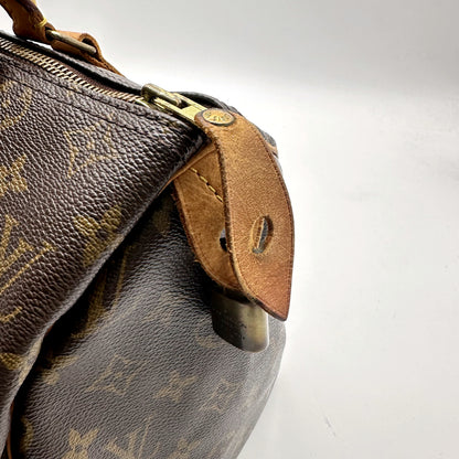 Louis Vuitton Speedy 30 Toile Monogram - détail de la patte de cadenas en cuir naturel