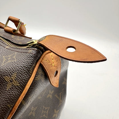 Louis Vuitton Speedy 30 Toile Monogram - détail de la patte de cadenas en cuir naturel