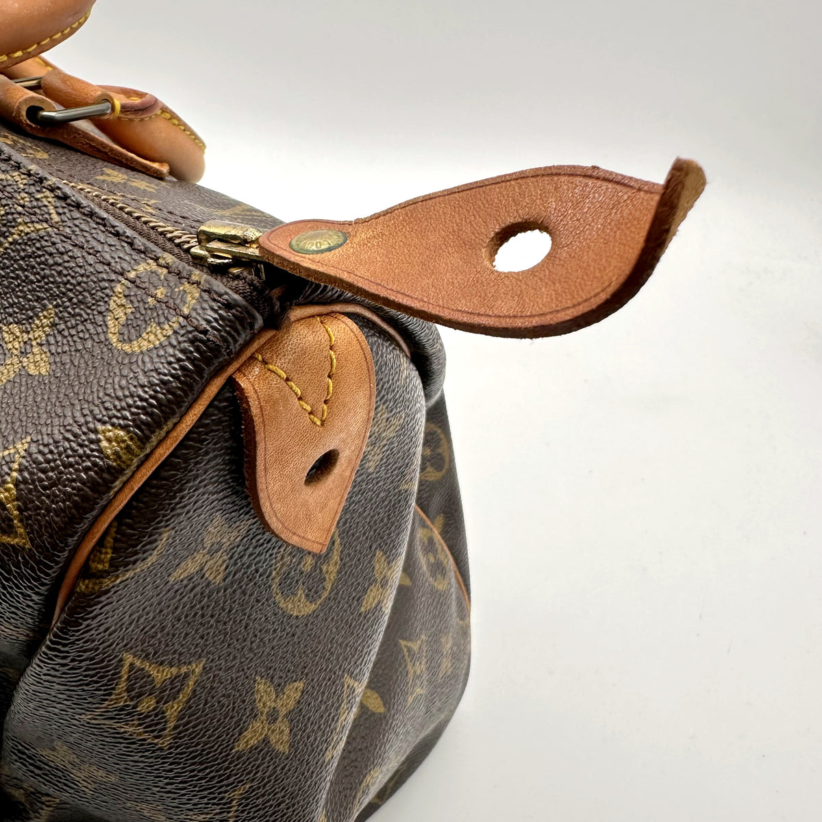 Louis Vuitton Speedy 35 Toile Monogram - détail de la patte de cadenas en cuir naturel