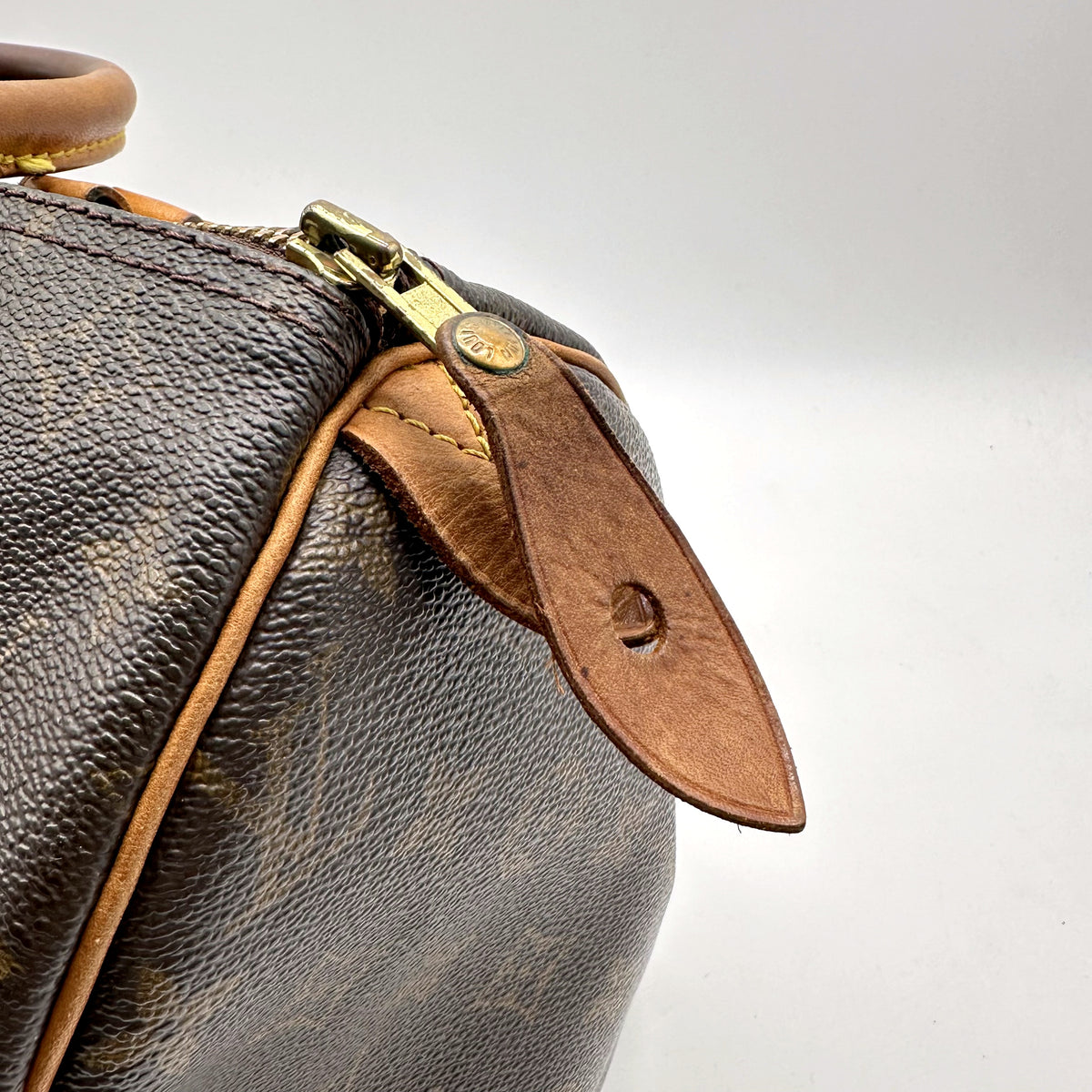 Louis Vuitton Speedy 30 Toile Monogram - détail de la patte de cadenas en cuir naturel