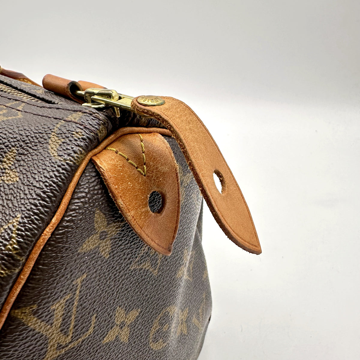 Louis Vuitton Speedy 30 Toile Monogram - détail de la patte de cadenas en cuir naturel