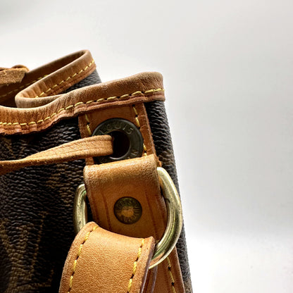 Louis Vuitton Grand Noé Toile Monogram - détail de l'attache de bandoulière et de l'œillet