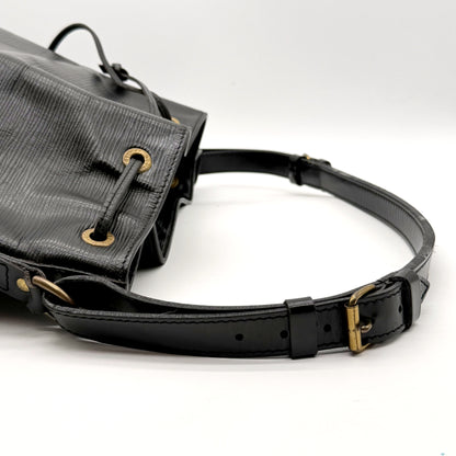 Louis Vuitton Noé Cuir Épi Noir - détail de la bandoulière et de sa boucle