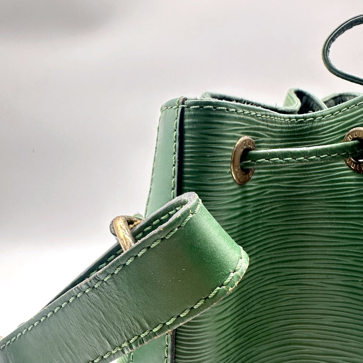 Louis Vuitton Petit Noé Cuir Épi Vert - détail de l'anse et du cuir Épi