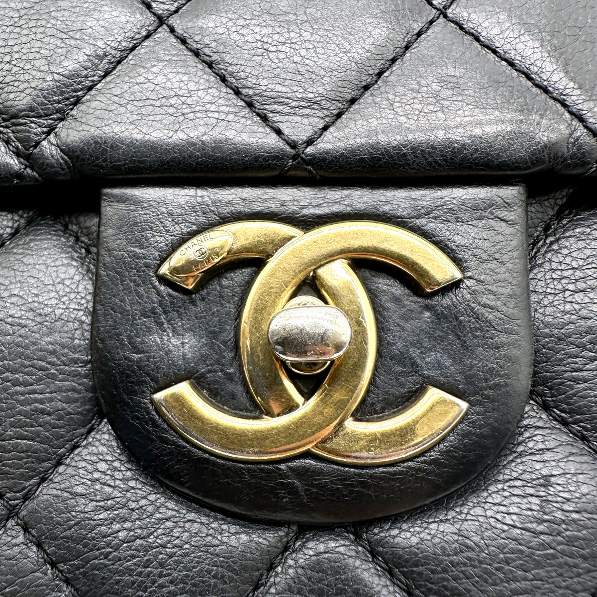 Chanel Double Chaîne Cuir Matelassé Noir - détail du fermoir CC