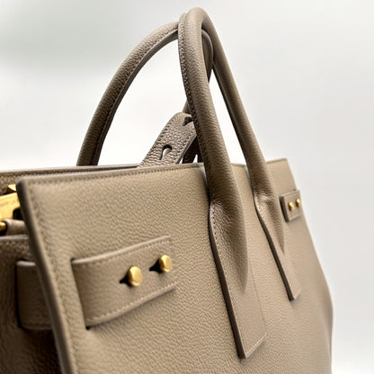 Saint Laurent Bandoulière Cuir Grainé Taupe - détail des anses et de la patte à boutons