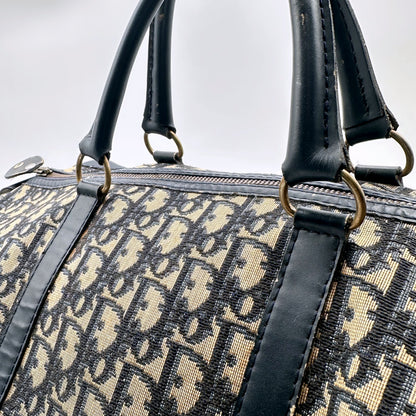 Dior Boston Toile Trotter Bleu Marine - détail des attaches d'anses et des anneaux dorés