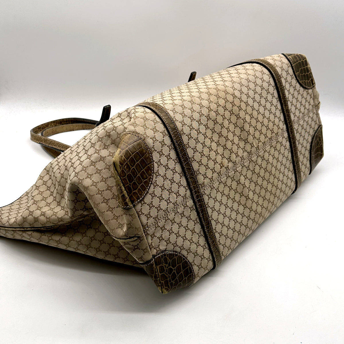 Céline Tote Toile Macadam Beige - vue en angle opposé, base du sac