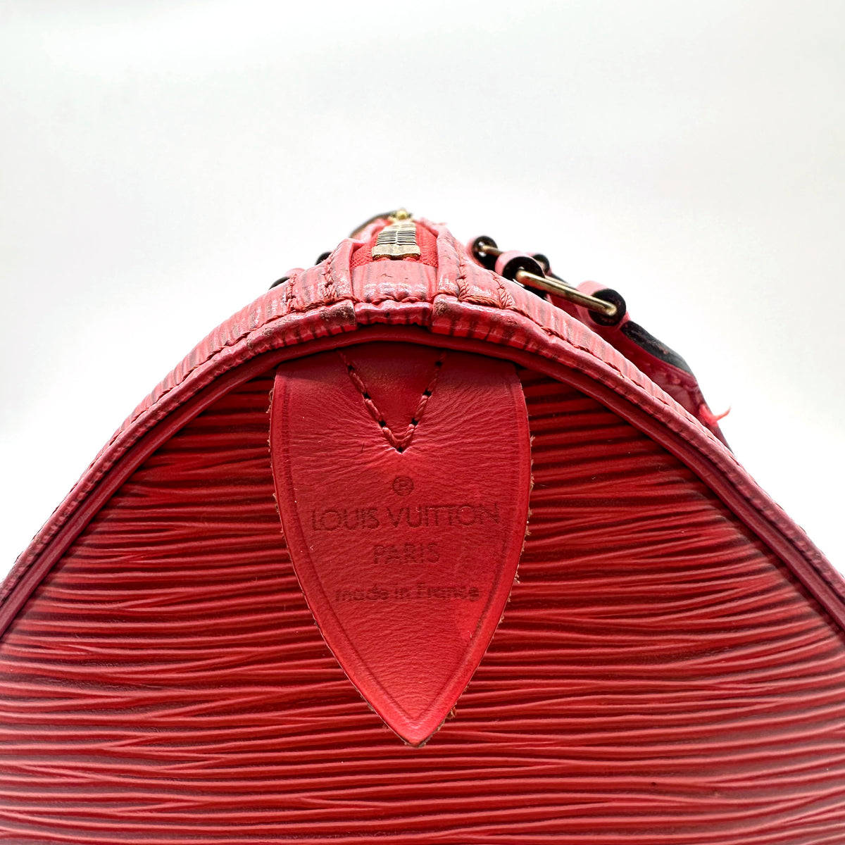 Louis Vuitton Speedy 30 Cuir Épi Rouge - détail du marquage estampé sous l'anse