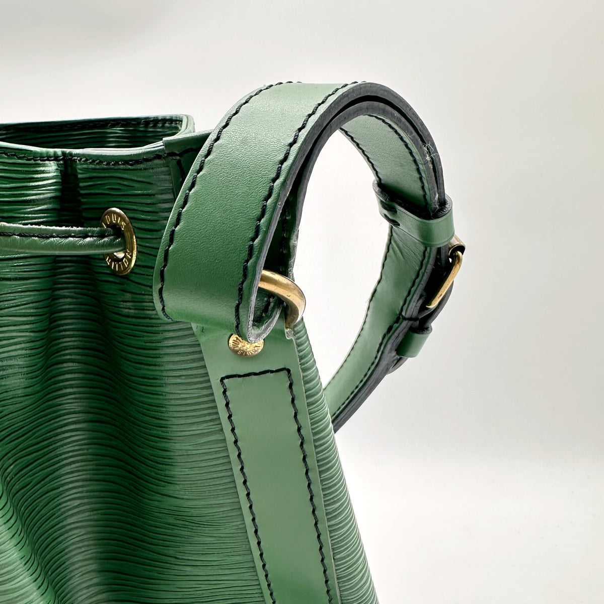 Louis Vuitton Petit Noé Cuir Épi Vert - détail de l'anse et de son passage de boucle