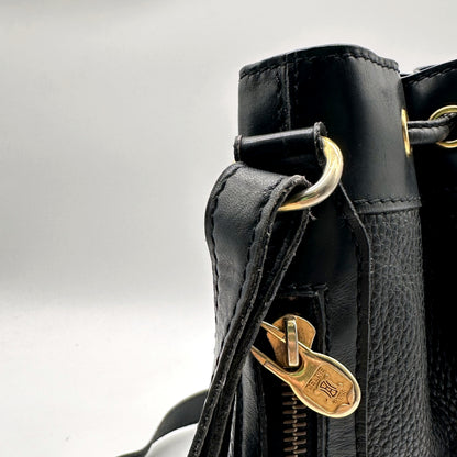 Céline Seau Cuir grainé noir - détail de la poche zippée et de sa tirette
