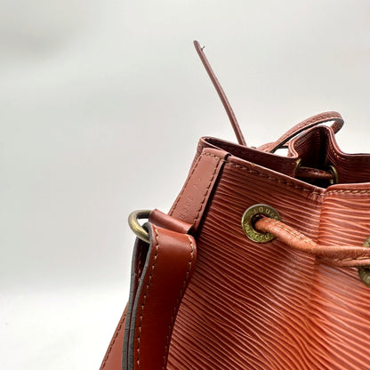 Louis Vuitton Noé Cuir Épi Marron - détail de l'attache d'anse et de l'anneau doré