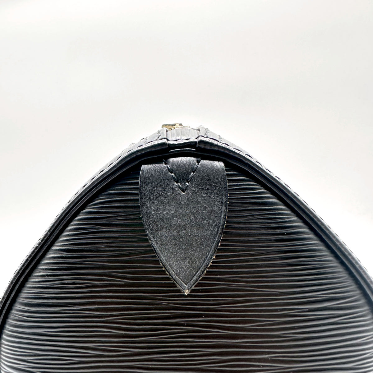 Louis Vuitton Speedy 25 Cuir Épi Noir - détail du marquage estampé sous l'anse