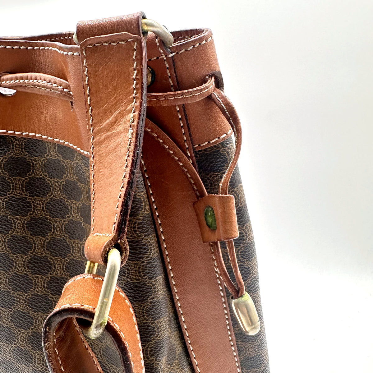 Céline Seau Toile Macadam Marron - détail de l'attache d'anse et du mousqueton