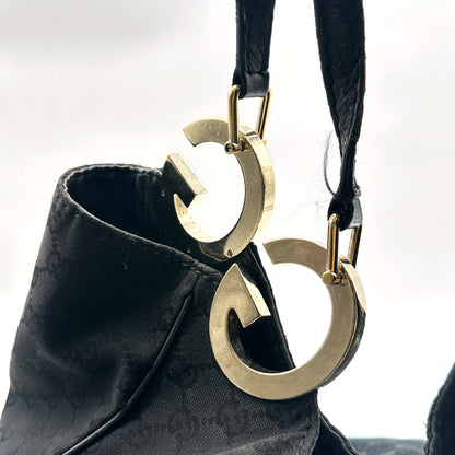 Gucci Hobo Toile GG Noir - détail de la breloque GG et de l'attache d'anse