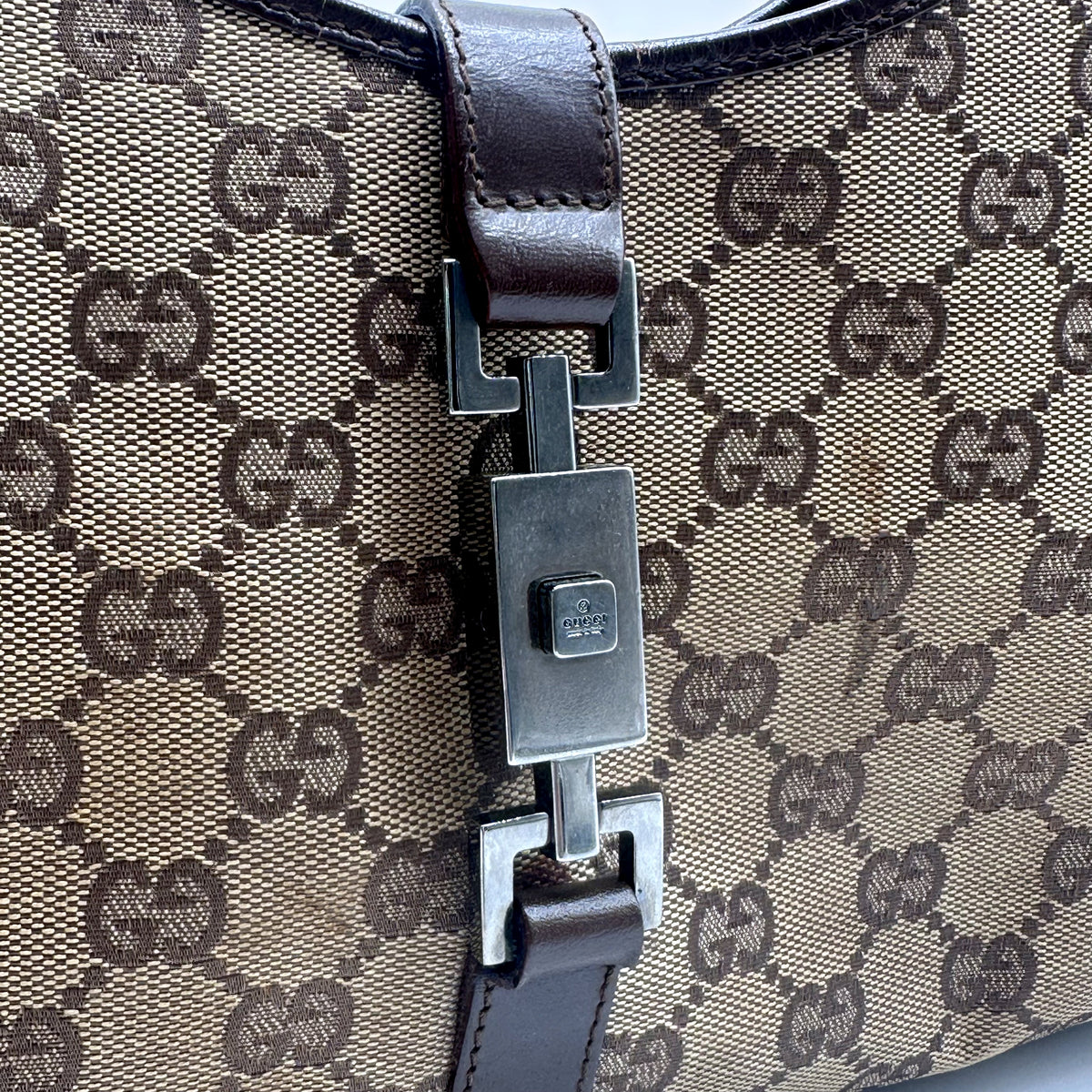 Gucci Jackie Toile GG Beige - détail du fermoir et de la patte de cuir
