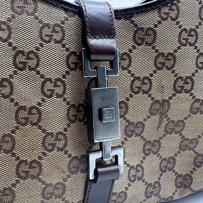 Gucci Jackie Toile GG Beige - détail du fermoir et de la patte de cuir