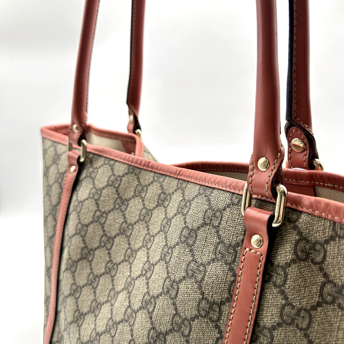 Gucci Tote Toile GG Beige et Cuir Corail - détail de l'anse et de la bordure corail