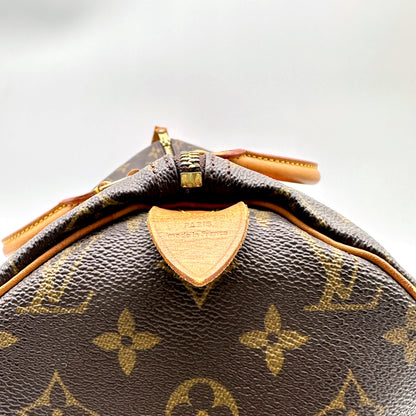 Louis Vuitton Speedy 40 Toile Monogram - détail de la patte de cuir estampée sous l'anse