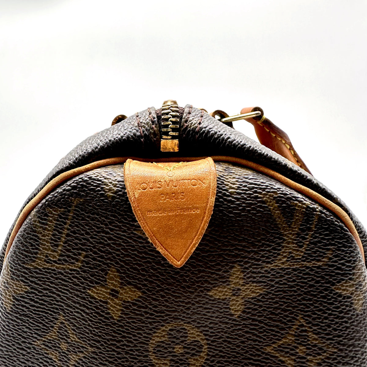 Louis Vuitton Speedy 30 Toile Monogram - détail de la patte de cuir estampée sous l'anse