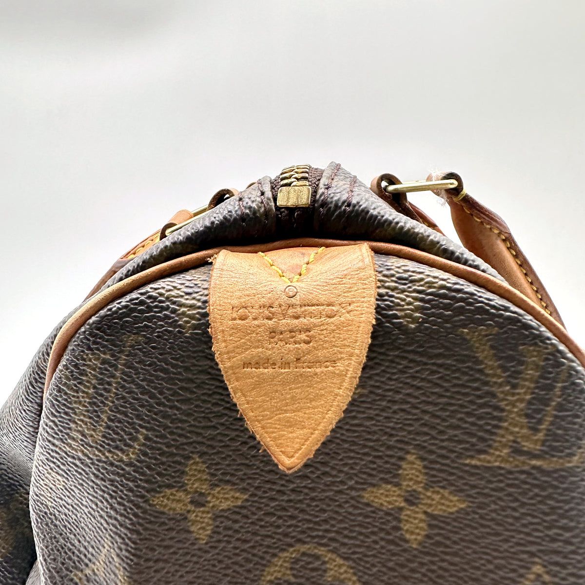 Louis Vuitton Speedy 30 Toile Monogram - détail de la patte de cuir estampée sous l'anse