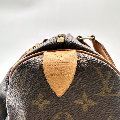 Louis Vuitton Speedy 30 Toile Monogram - détail de la patte de cuir estampée sous l'anse