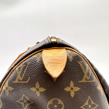 Louis Vuitton Speedy 30 Toile Monogram - détail de la patte de cuir estampée sous l'anse