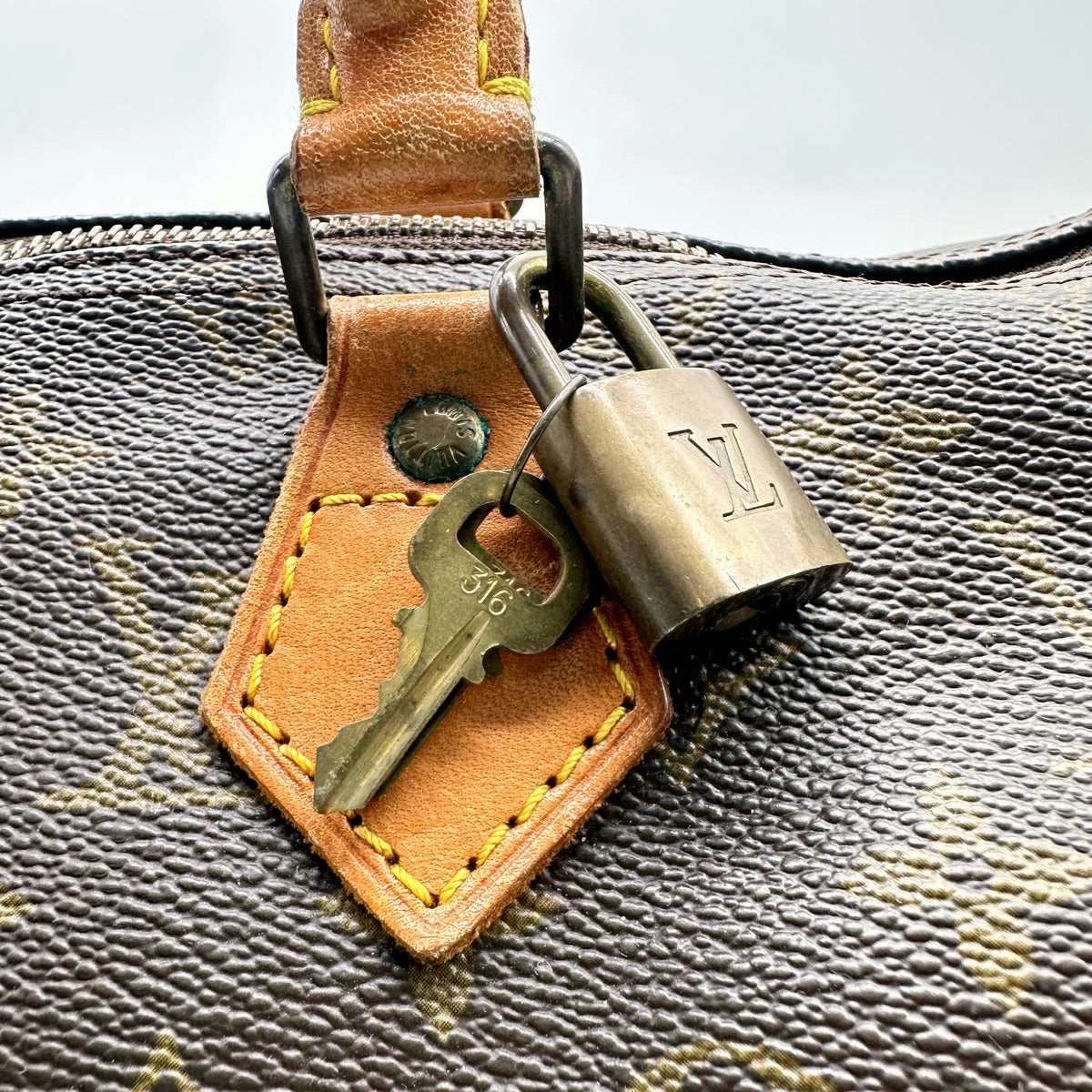 Louis Vuitton Speedy 35 Toile Monogram - détail du cadenas, de la clé et de la clochette
