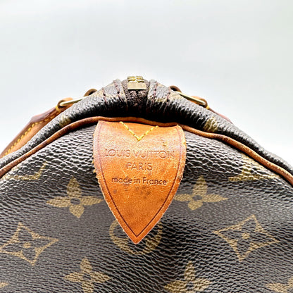 Louis Vuitton Speedy 35 Toile Monogram - détail de la patte de cuir estampée sous l'anse