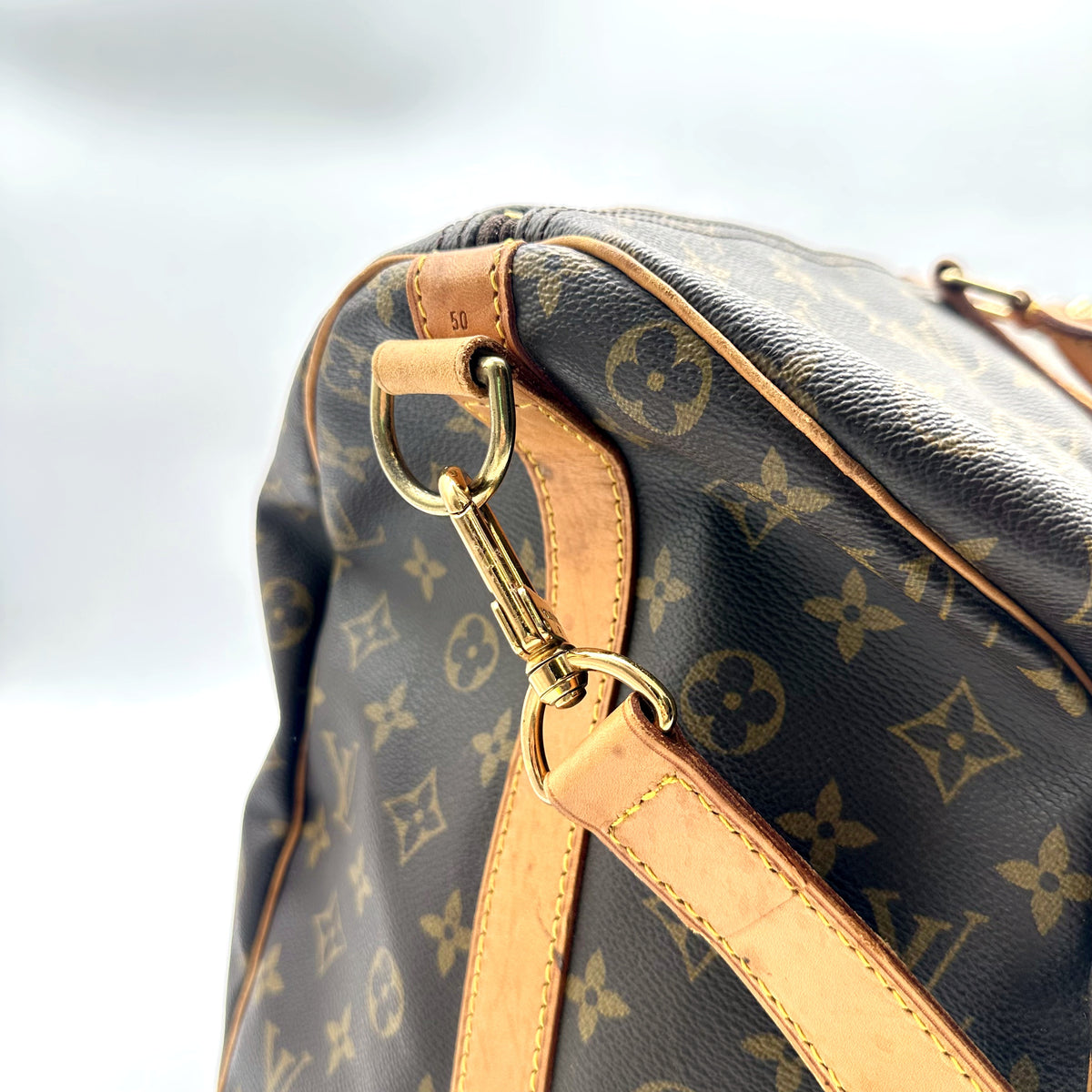Louis Vuitton Keepall 50 Bandoulière Toile Monogram - détail du mousqueton et de l'attache de bandoulière